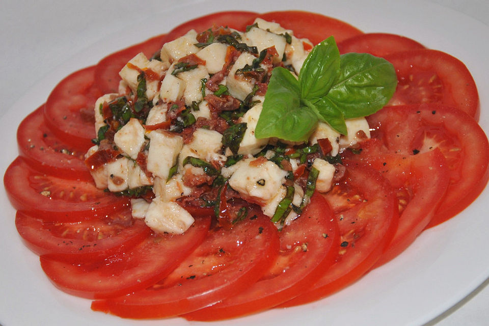 Tomaten-Carpaccio mit Mozzarella