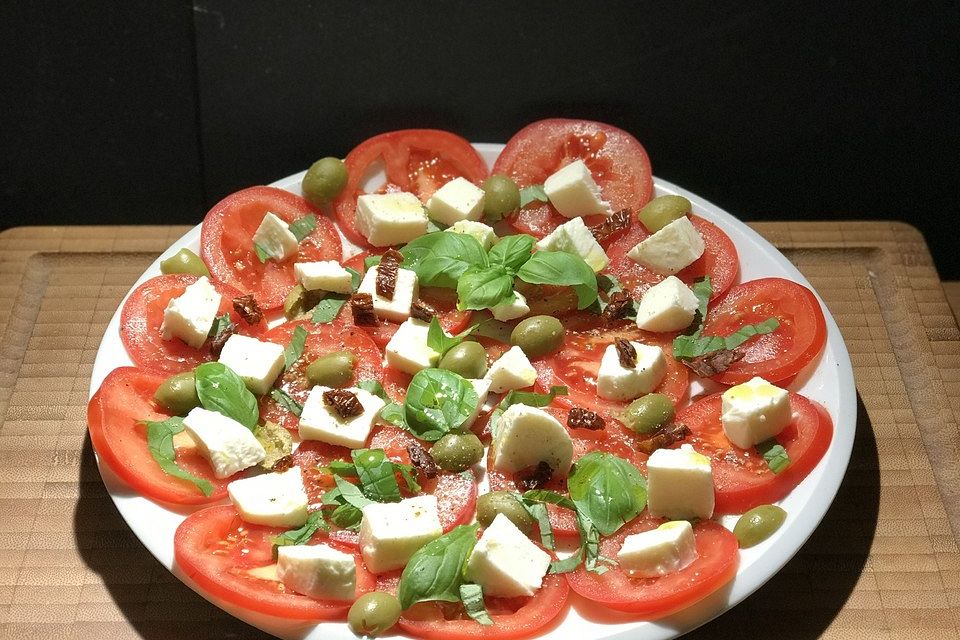 Tomaten-Carpaccio mit Mozzarella