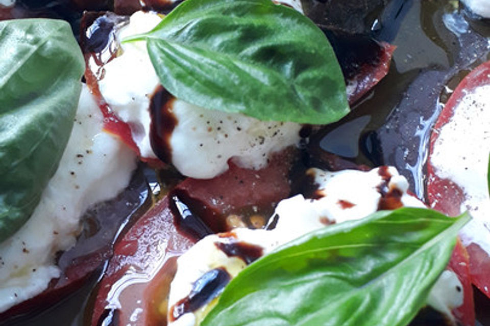 Tomaten-Carpaccio mit Mozzarella