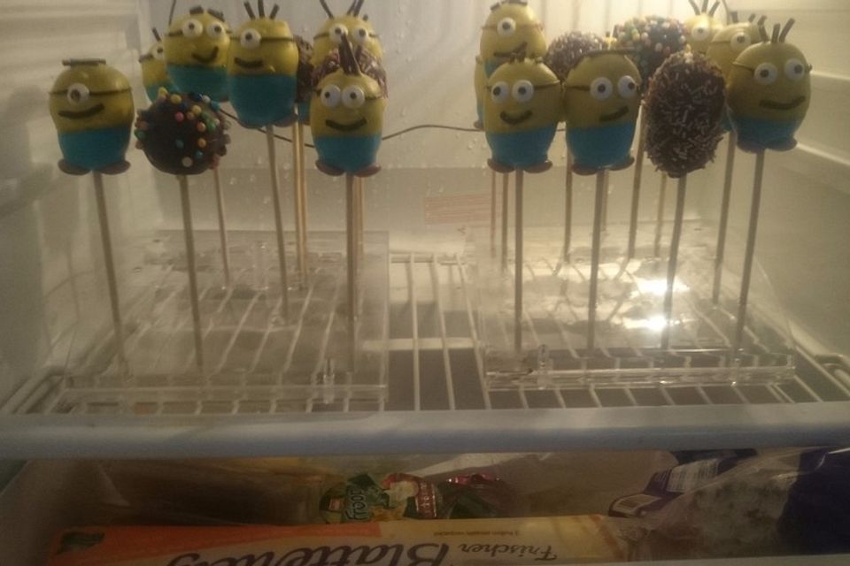 Minion Cake Pops