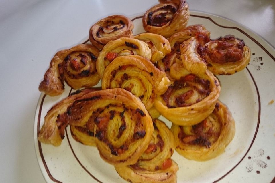 Blätterteigschnecken mit rotem Pesto