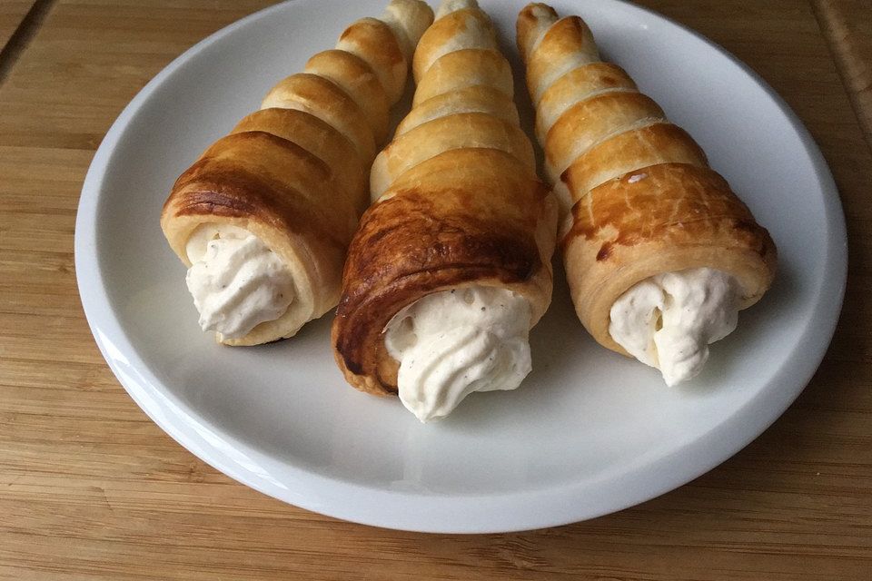 Schaumrollen mit Sahne-Vanillecreme