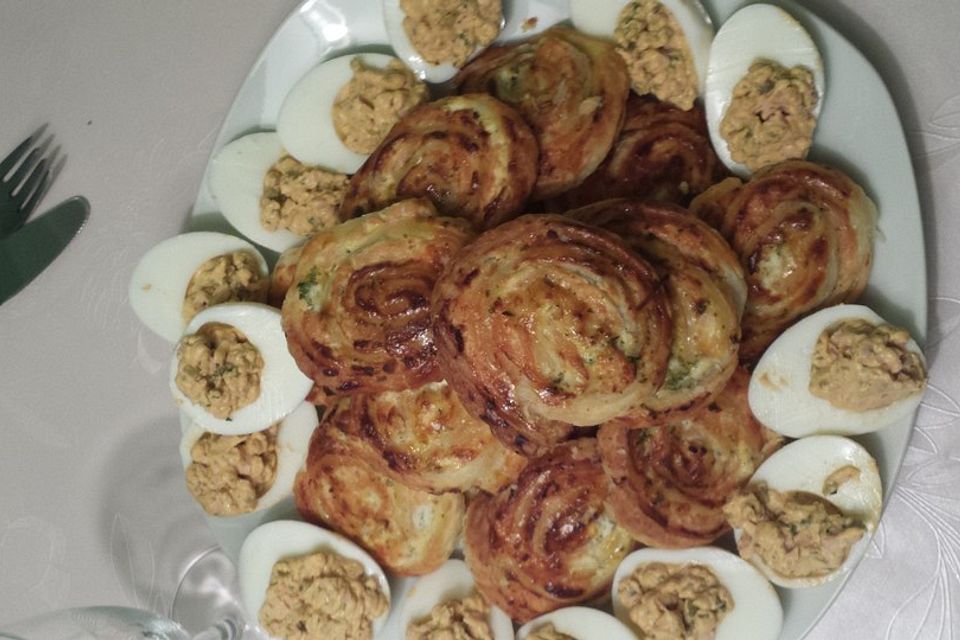 Blätterteig-Schnecken mit Olivenfüllung