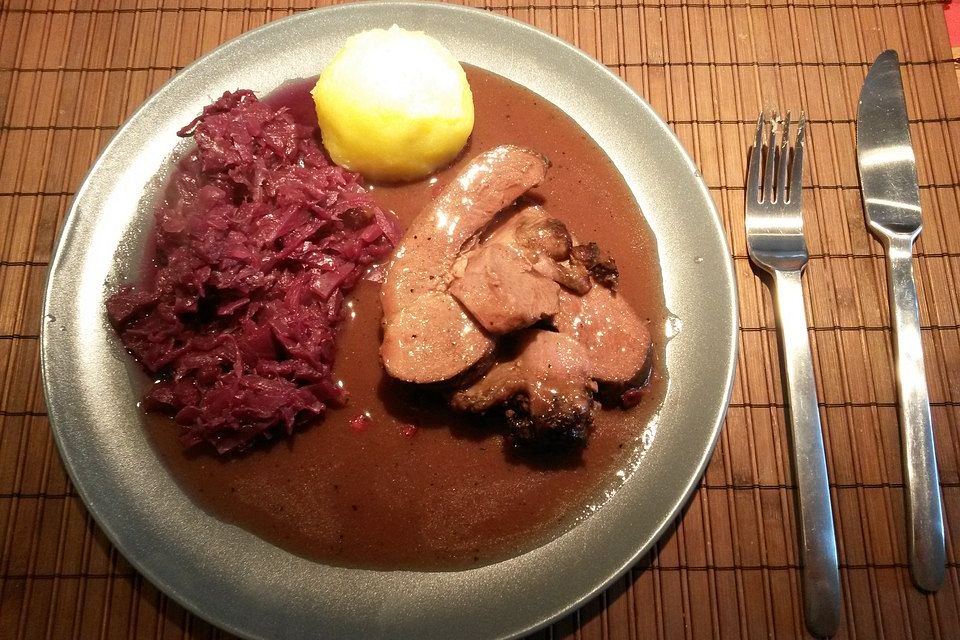 Hirschbraten mit beeriger Sauce