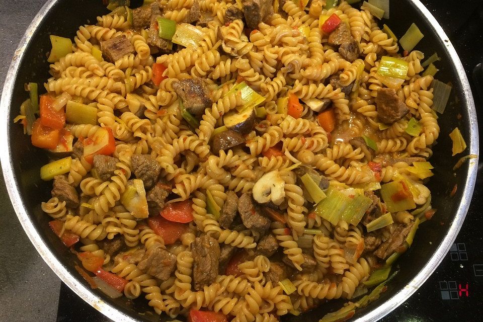 Onepot Pasta mit Gulasch