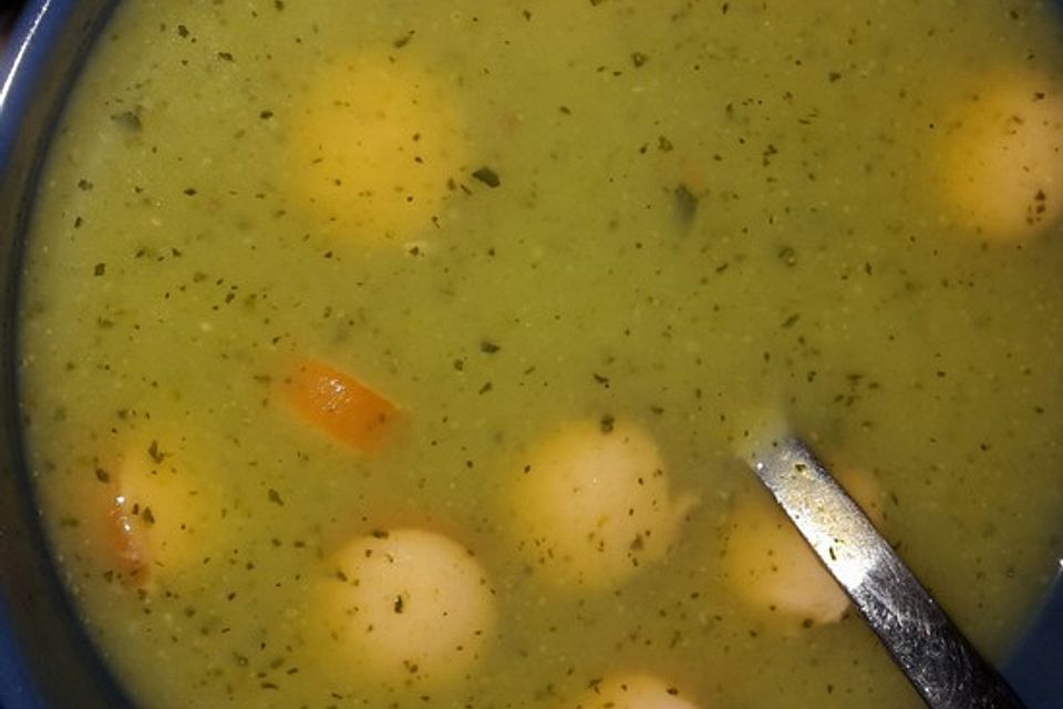 Zucchini-Kartoffelsuppe mit Würstchen