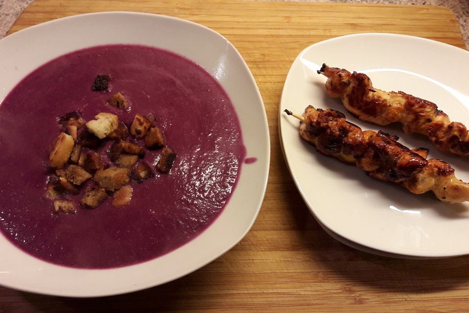 Rotkohlsuppe mit Saté-Spießen