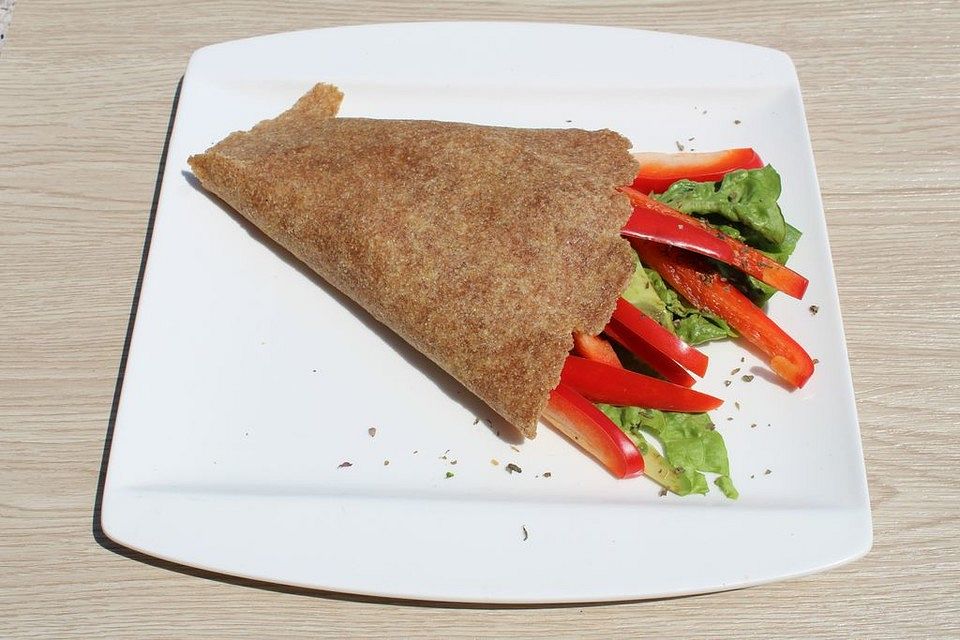 Avocado-Paprika-Salat-Wrap