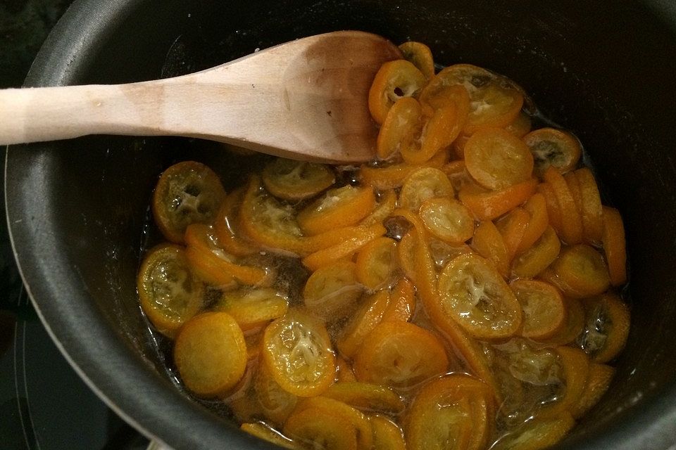 Rotwein-Gewürzkuchen mit Kumquats