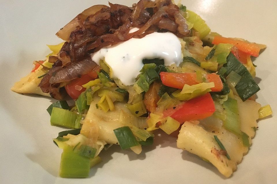 Leichte Maultaschenpfanne mit Gemüse