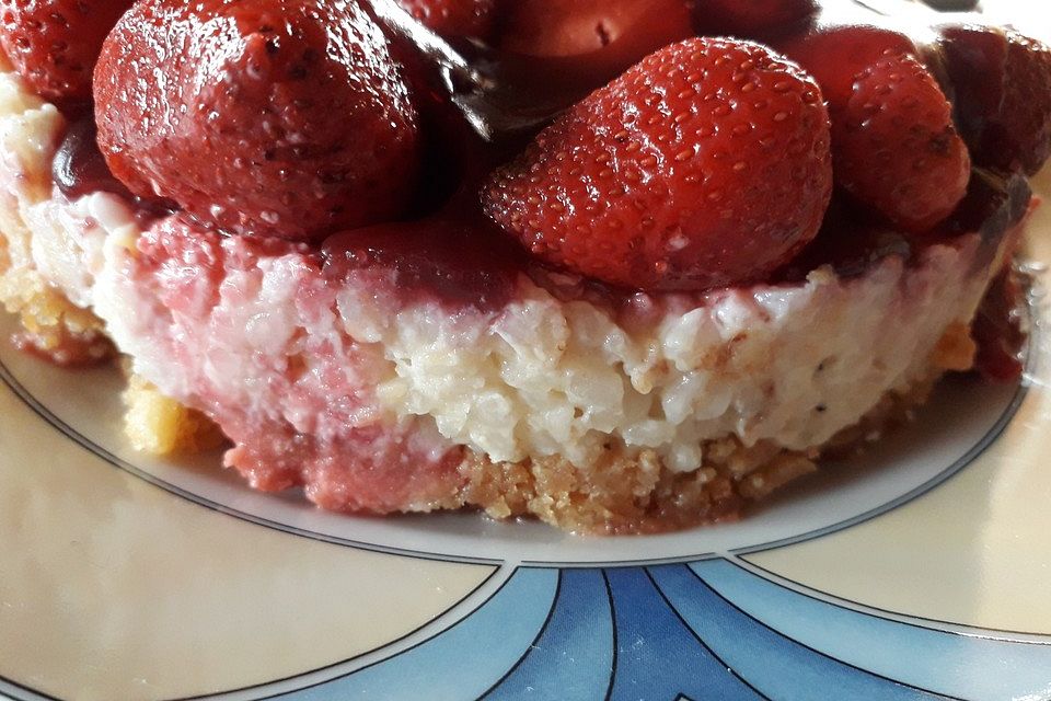 Milchreis-Torte mit Erdbeeren