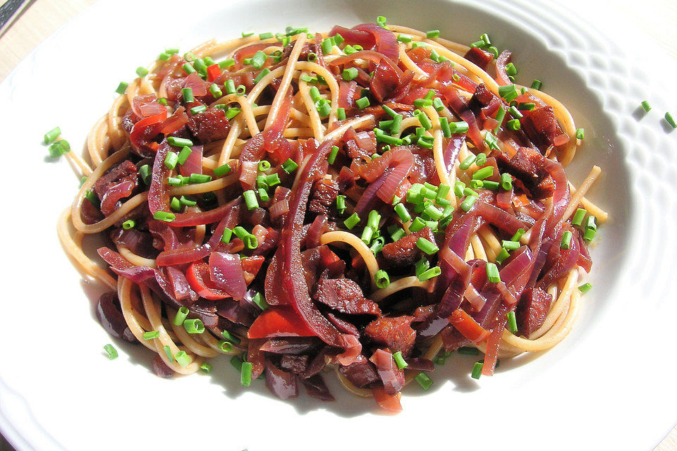 Spaghetti mit Balsamico-Zwiebeln