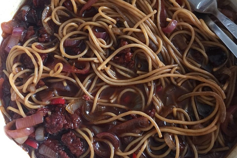 Spaghetti mit Balsamico-Zwiebeln