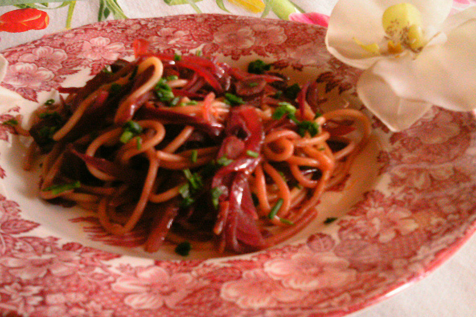 Spaghetti mit Balsamico-Zwiebeln