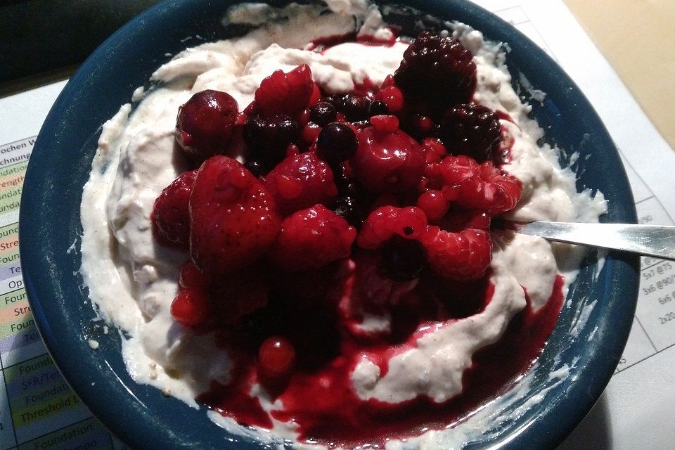 Bananenquark mit Beeren