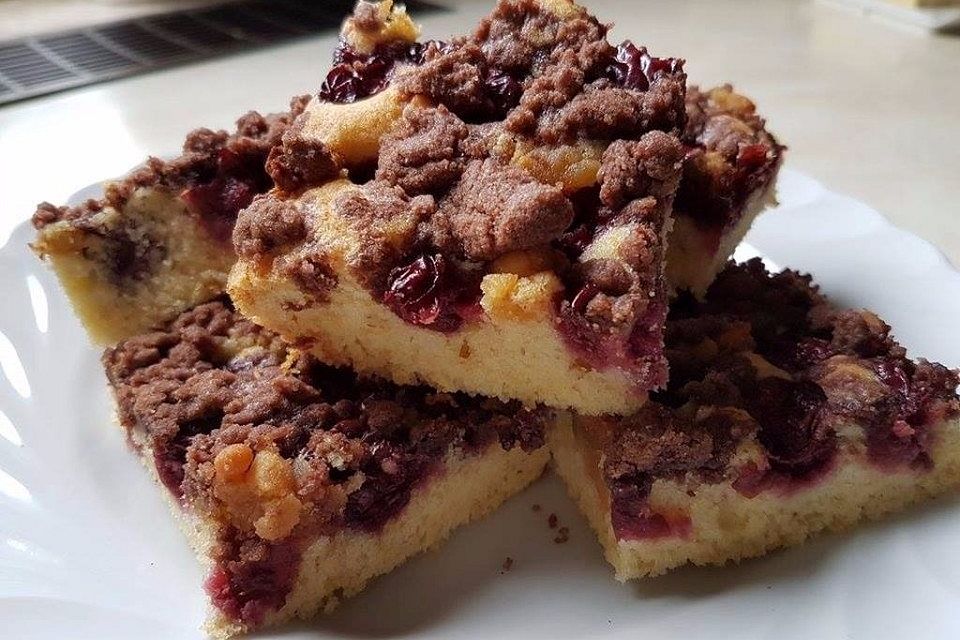 Kirsch-Marzipankuchen mit Schokoladenstreuseln