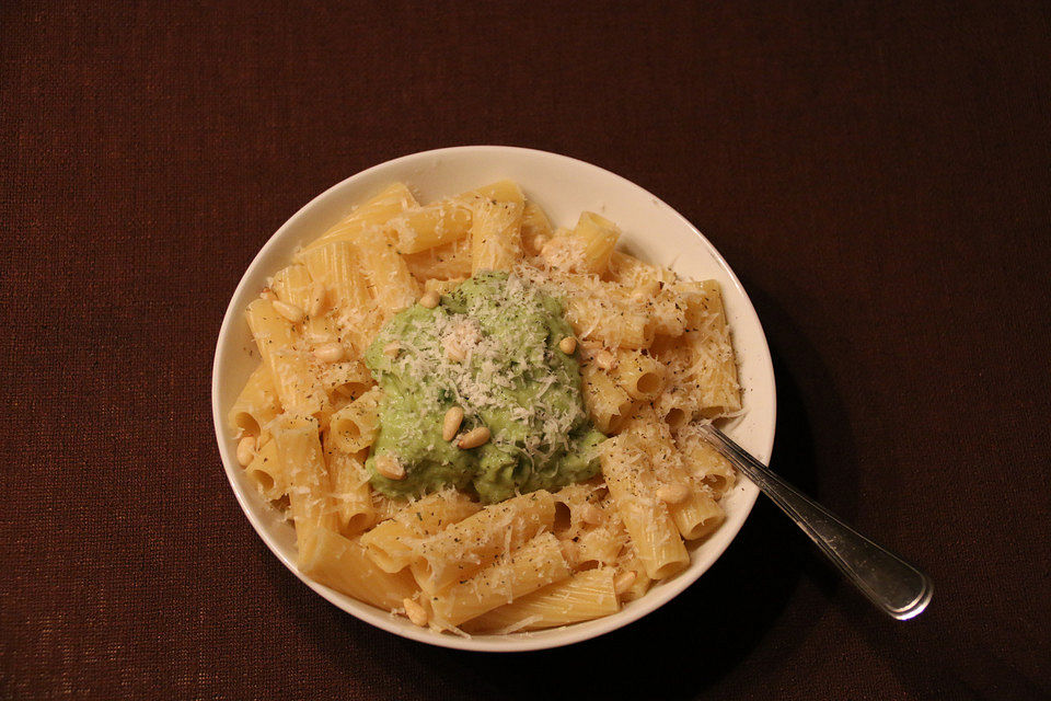 Pasta mit Avocadopesto