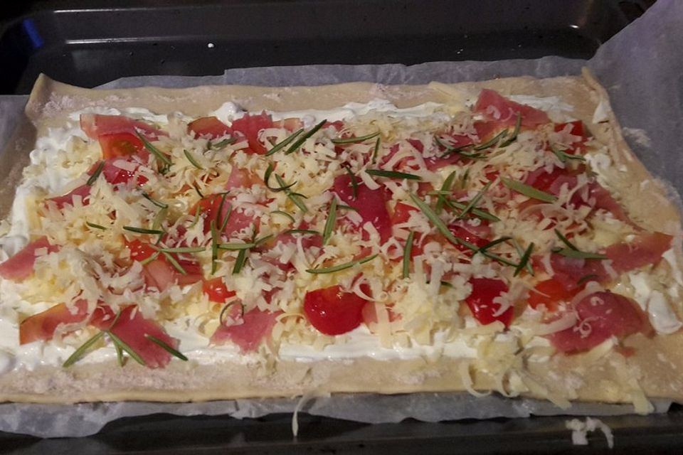 Schweizer Pizza mit Bergkäse