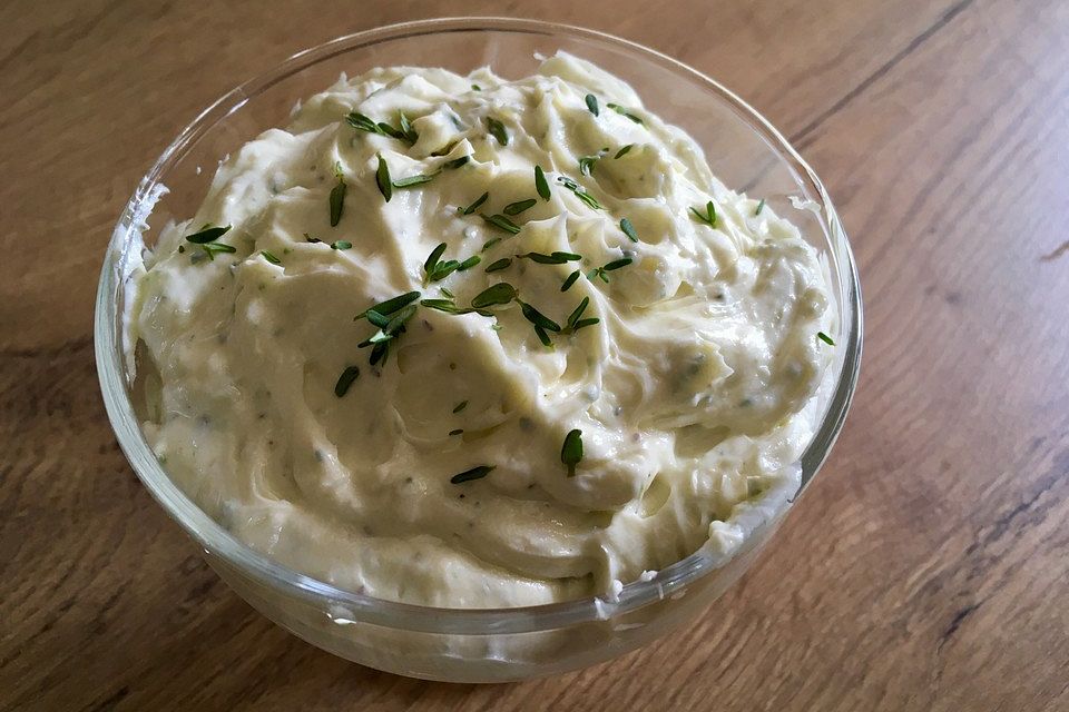 Knoblauch-Kräuterbutter mit Schafskäse