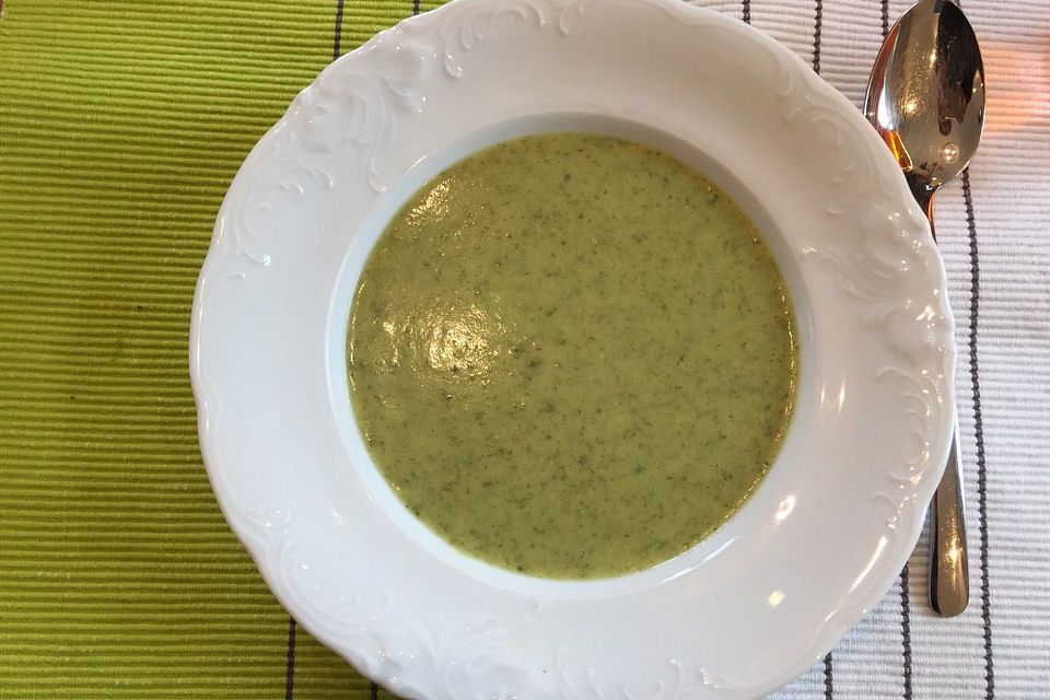 Bärlauchsuppe mit Pesto