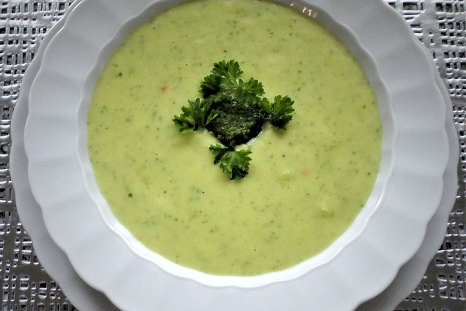 Bärlauchsuppe mit Pesto