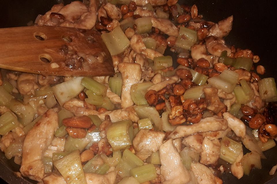 Cashew-Chicken mit Stangensellerie