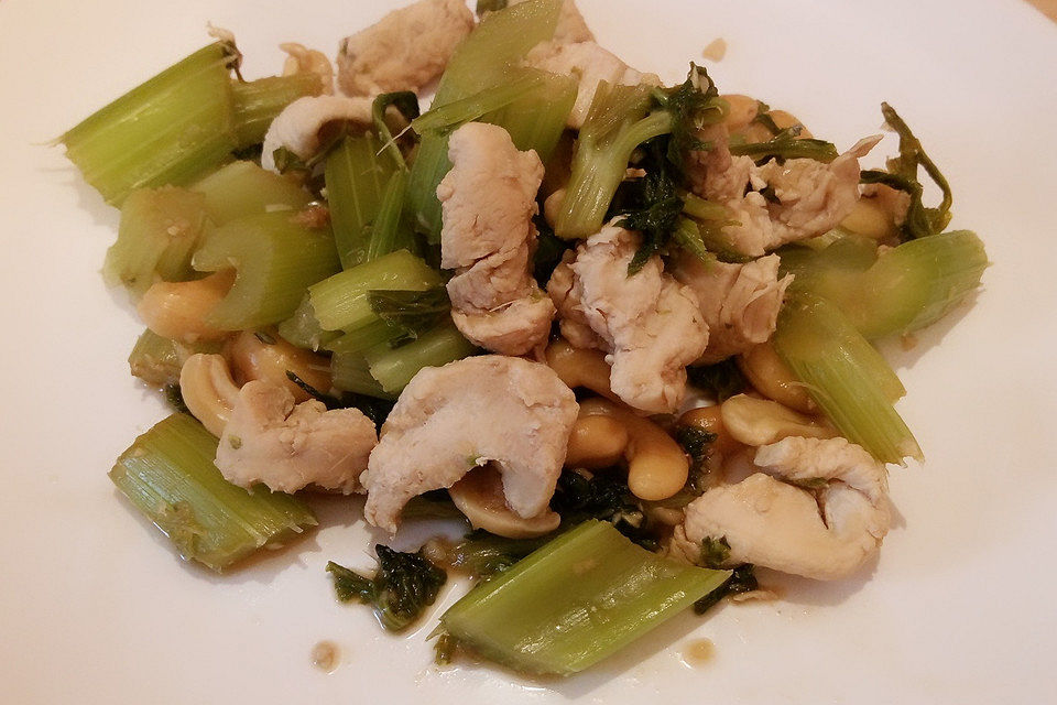 Cashew-Chicken mit Stangensellerie