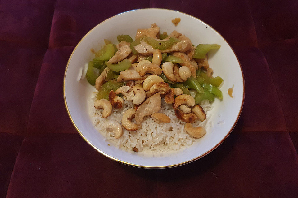 Cashew-Chicken mit Stangensellerie