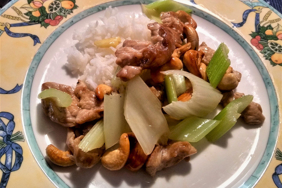 Cashew-Chicken mit Stangensellerie