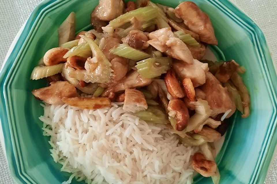 Cashew-Chicken mit Stangensellerie