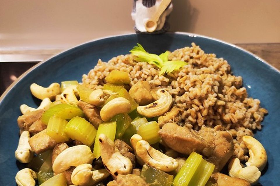 Cashew-Chicken mit Stangensellerie