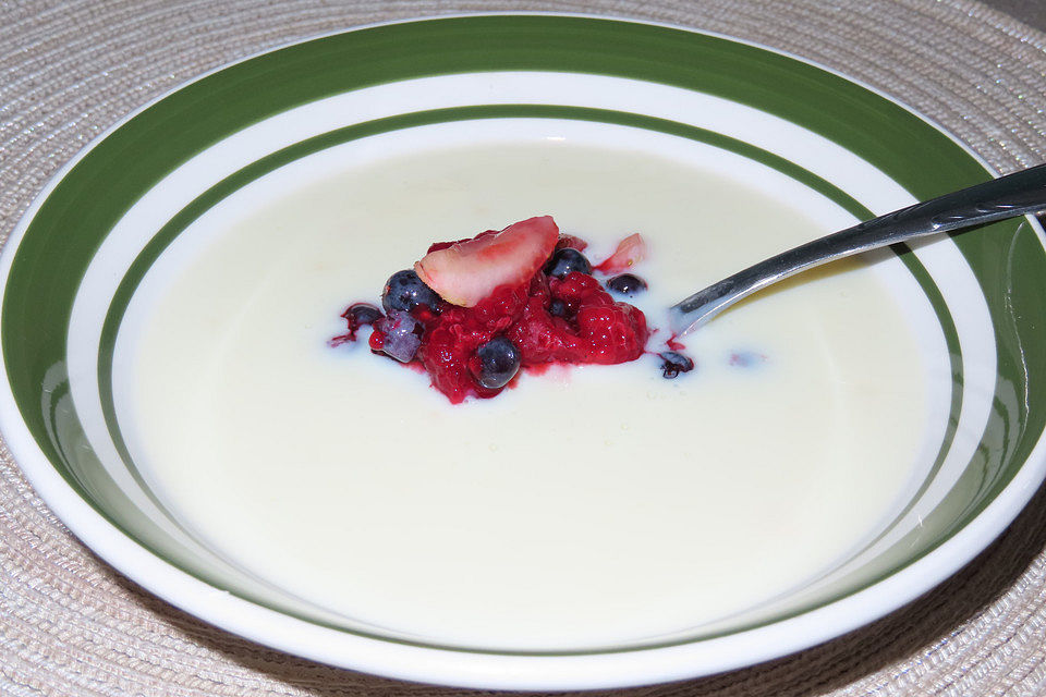 Vanillesuppe mit Früchten