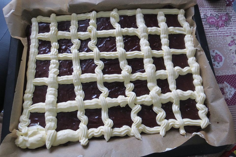 Dunkler Steppdeckenkuchen