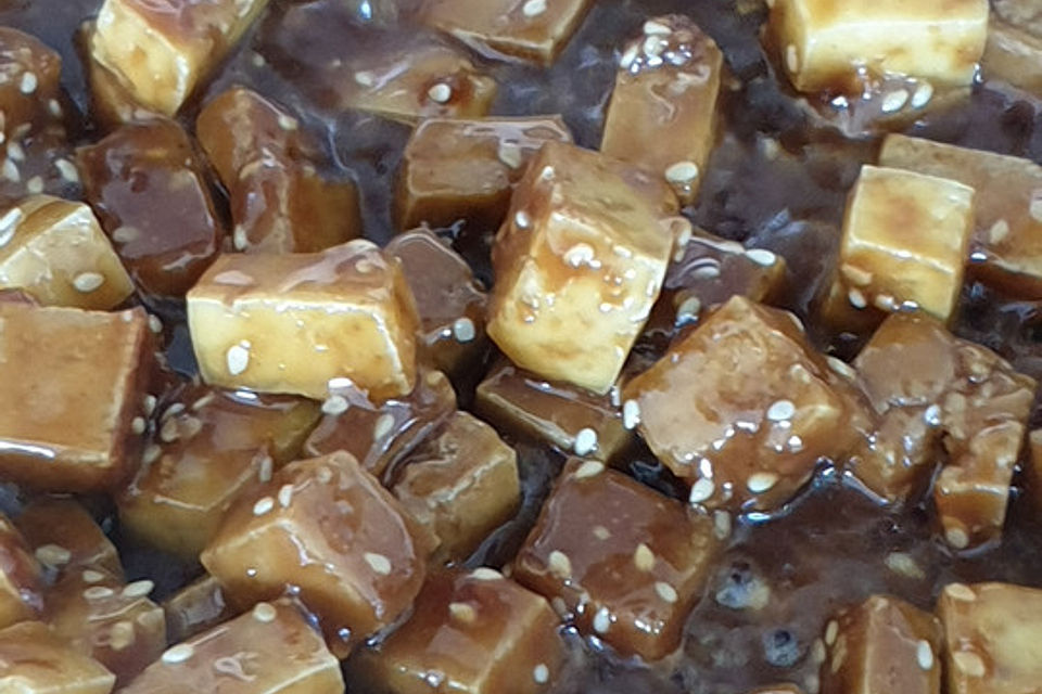 Gebackener Tofu in Erdnussmarinade