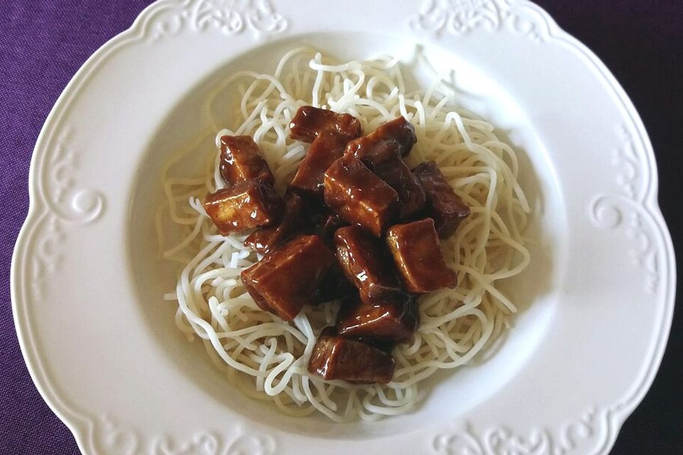 Gebackener Tofu in Erdnussmarinade