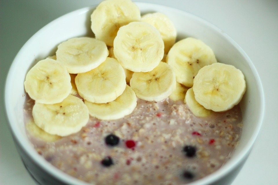 Bananen-Beeren-Porridge