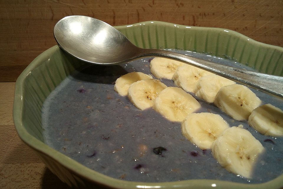 Bananen-Beeren-Porridge