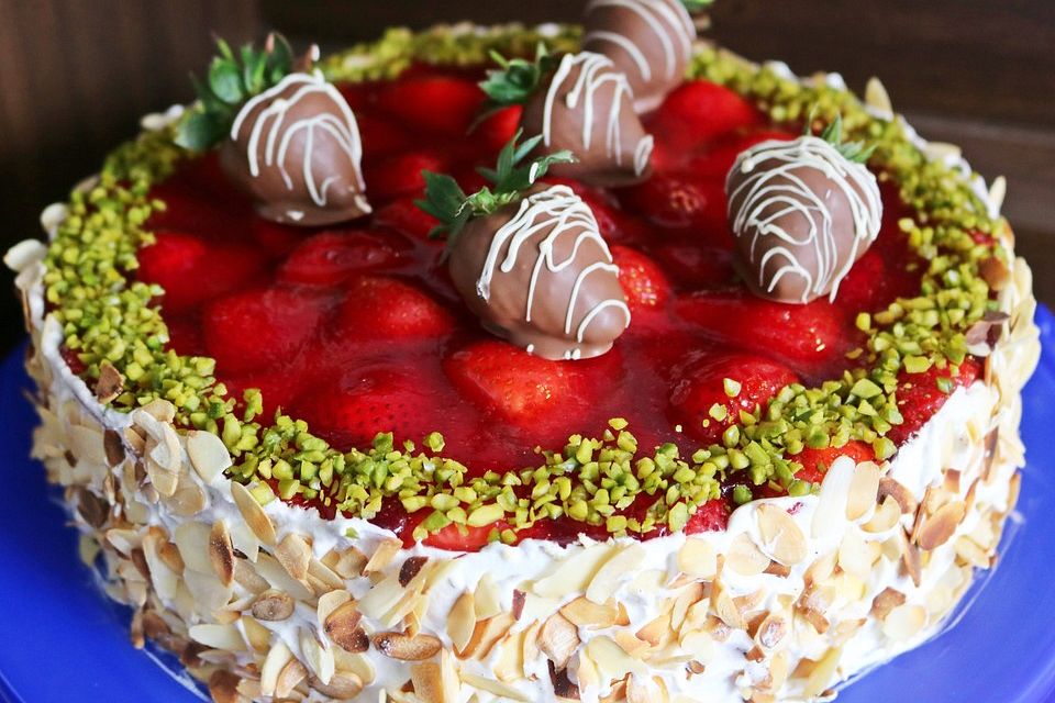 Paradiescremetorte mit Erdbeeren