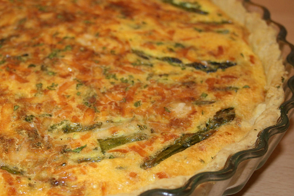 Quiche von grünem Spargel