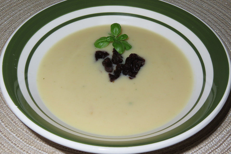 Selleriecremesuppe mit Backpflaumen