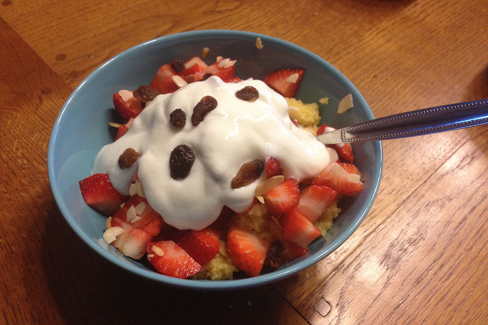 Sommer-Couscous mit Erdbeeren