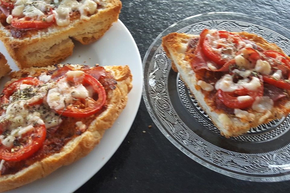 Fladenbrotpizza mit Serranoschinken