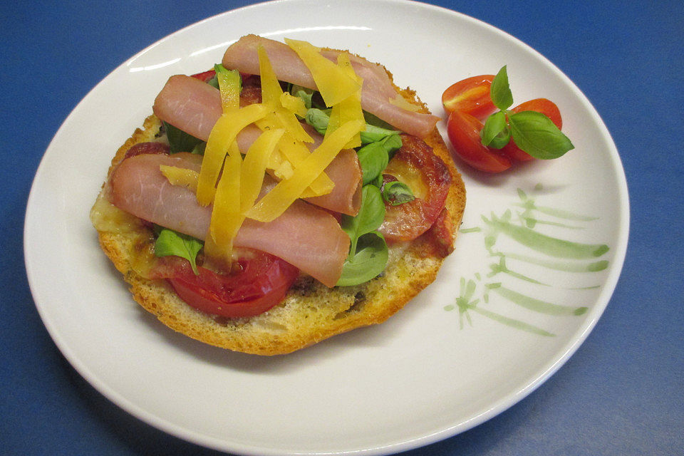 Fladenbrotpizza mit Serranoschinken