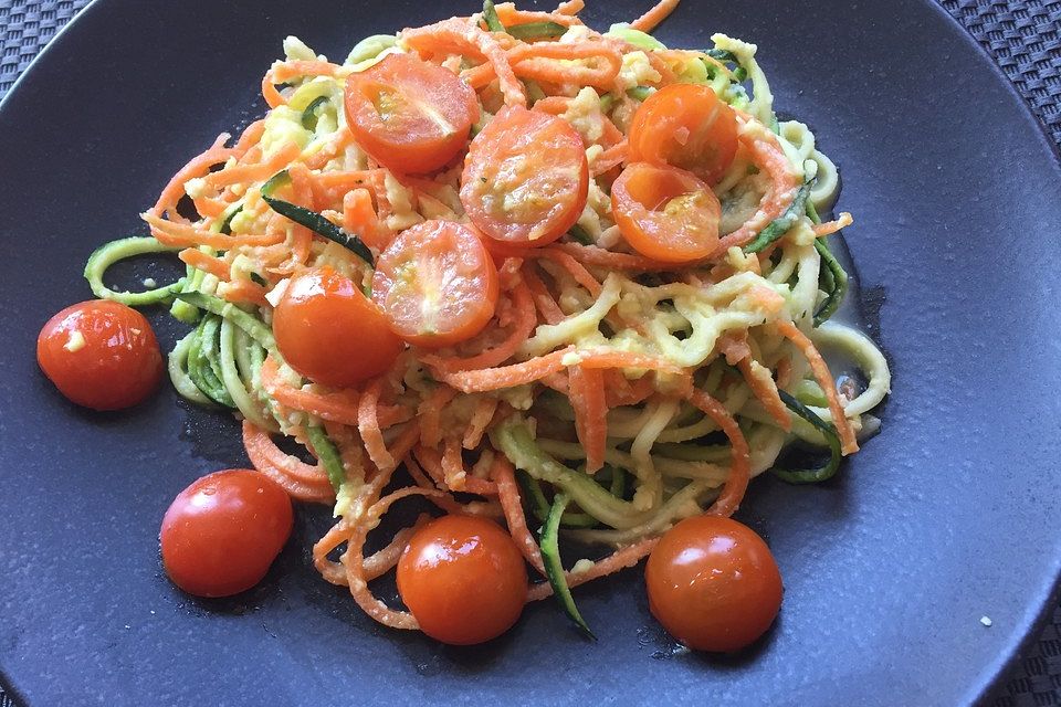 Gemüsepasta mit Avocado-Pesto