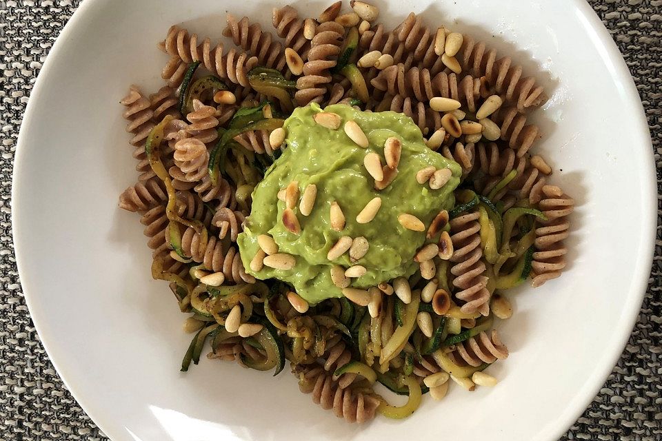 Gemüsepasta mit Avocado-Pesto