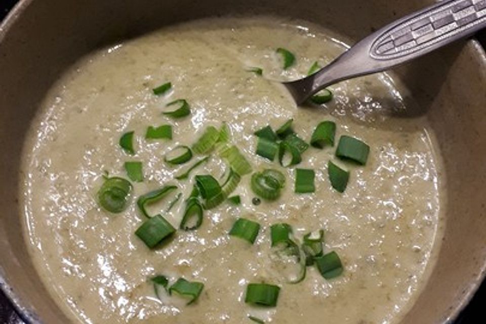 Grüne Frühlingssuppe von Mairübenstengeln