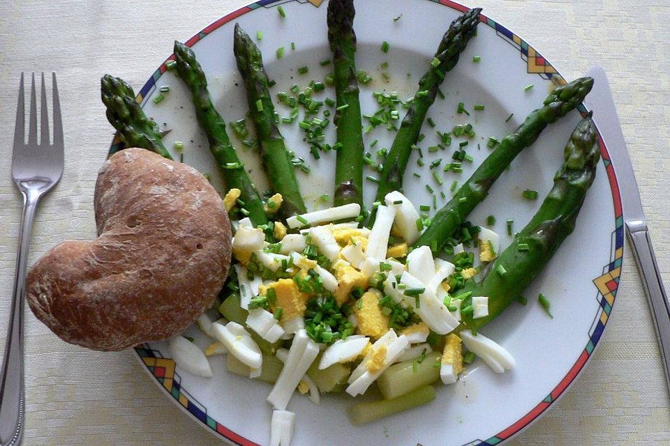 Grüner Spargelsalat mit Eiern