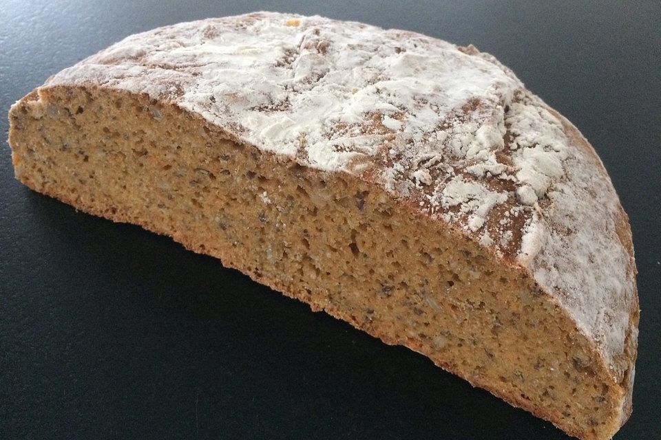 Dinkelvollkornbrot mit Karotten