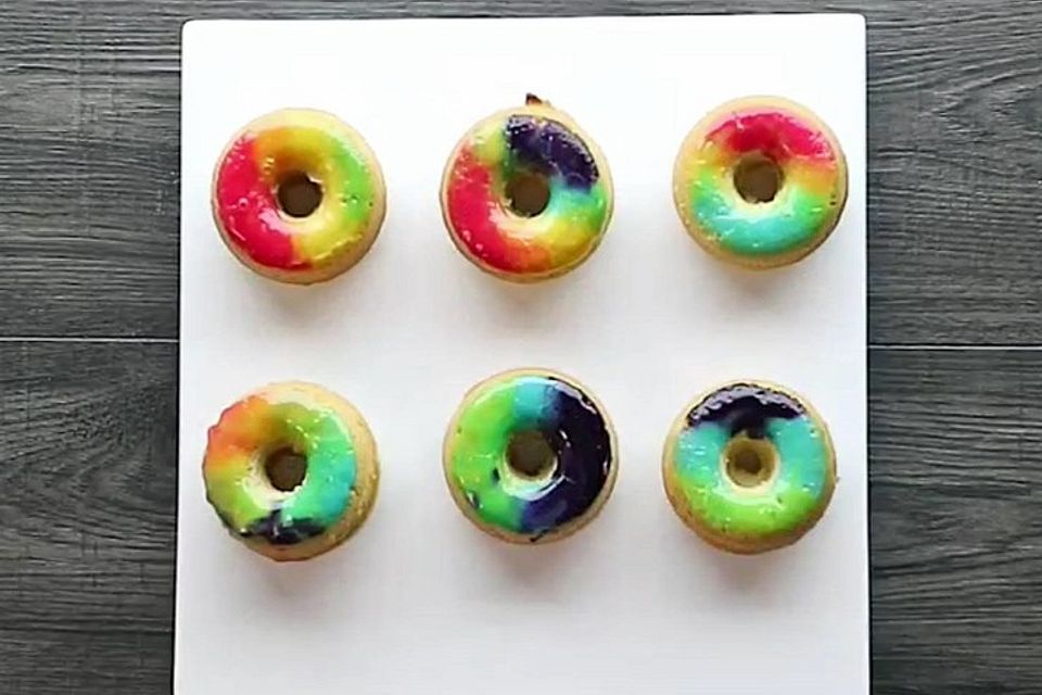 Glasierte Regenbogen-Donuts