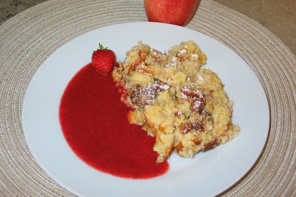 Apfelschmarrn mit Erdbeersauce